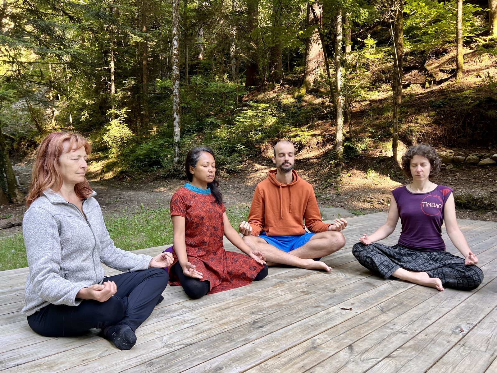 Groupe de participants en méditation lors d’un atelier Alexandra Kalinine, en forêt