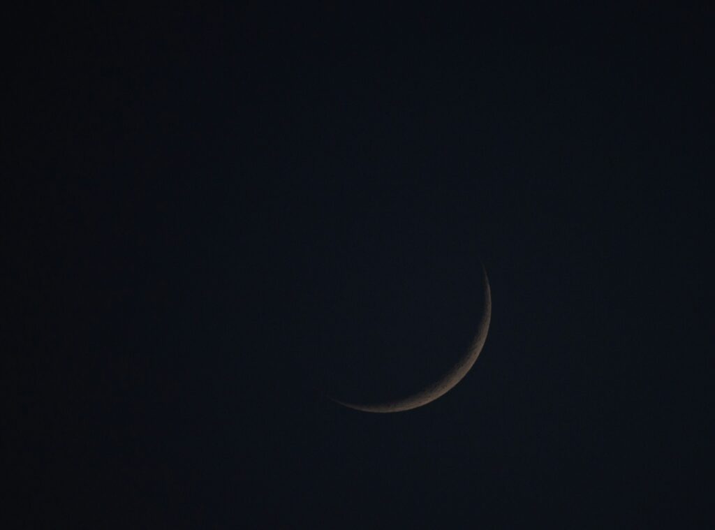 Fin croissant de lune dans un ciel nocturne profond