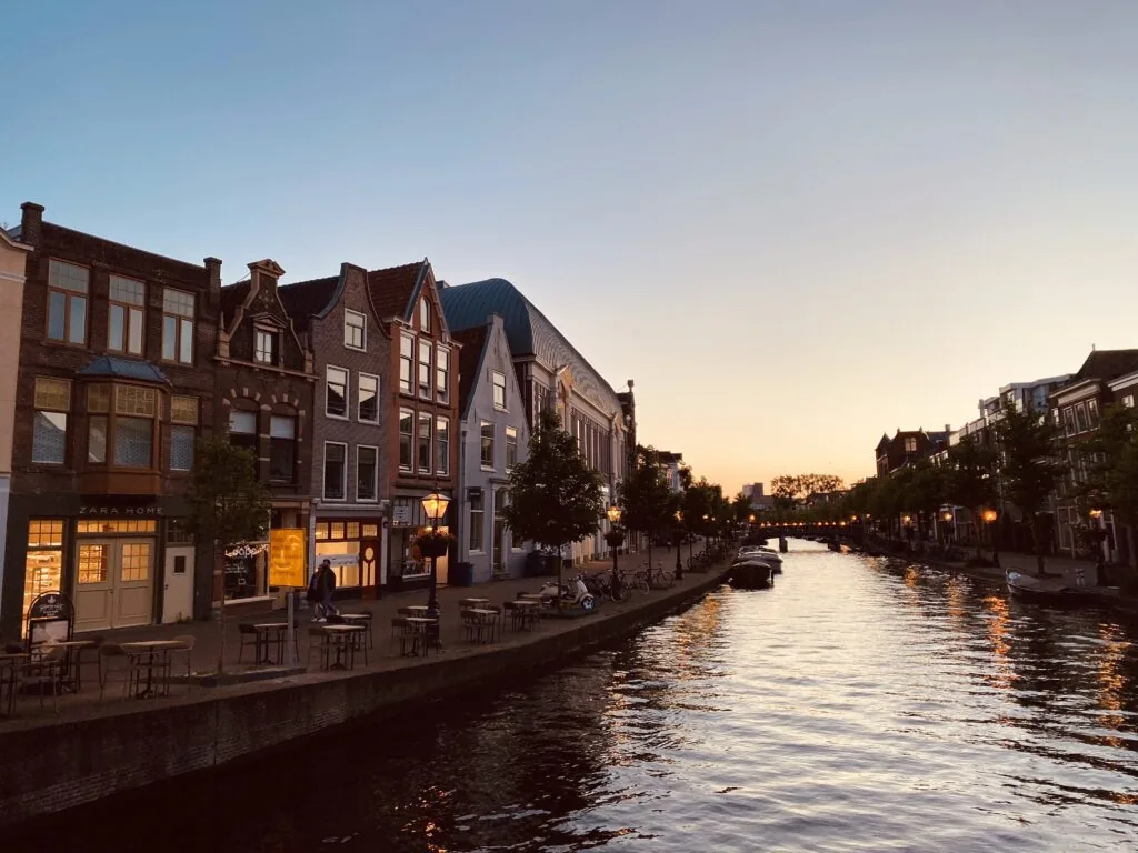 Canaux de Leiden bordés de maisons historiques sous une lumière douce