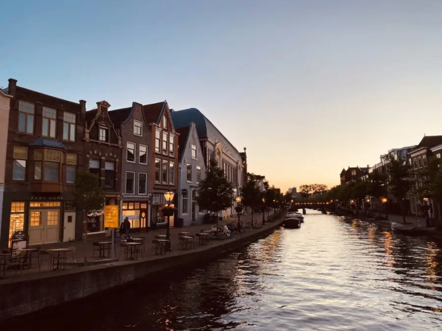 Canaux de Leiden bordés de maisons historiques sous une lumière douce
