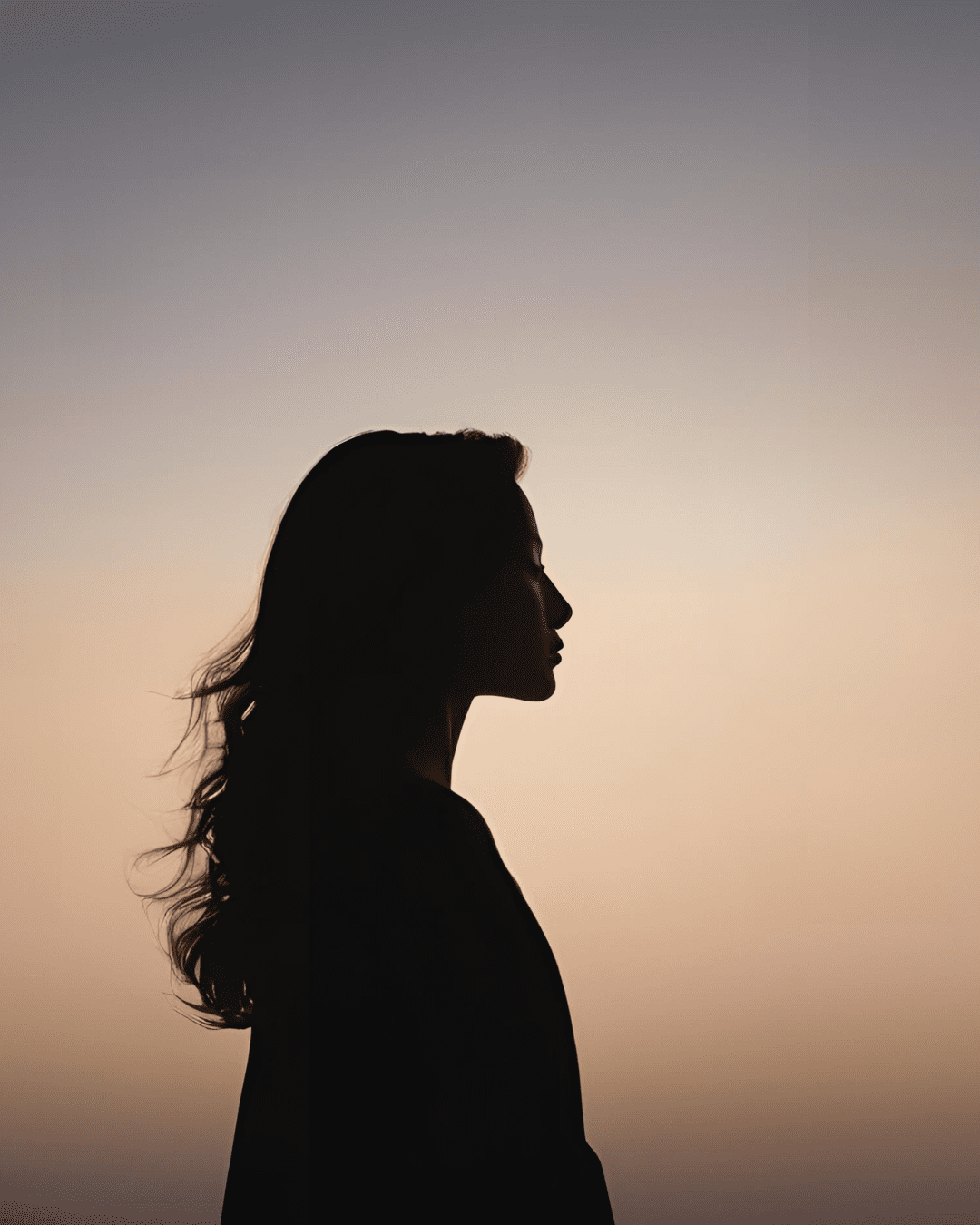 Silhouette d'une femme dans la lumière – transformation intérieure