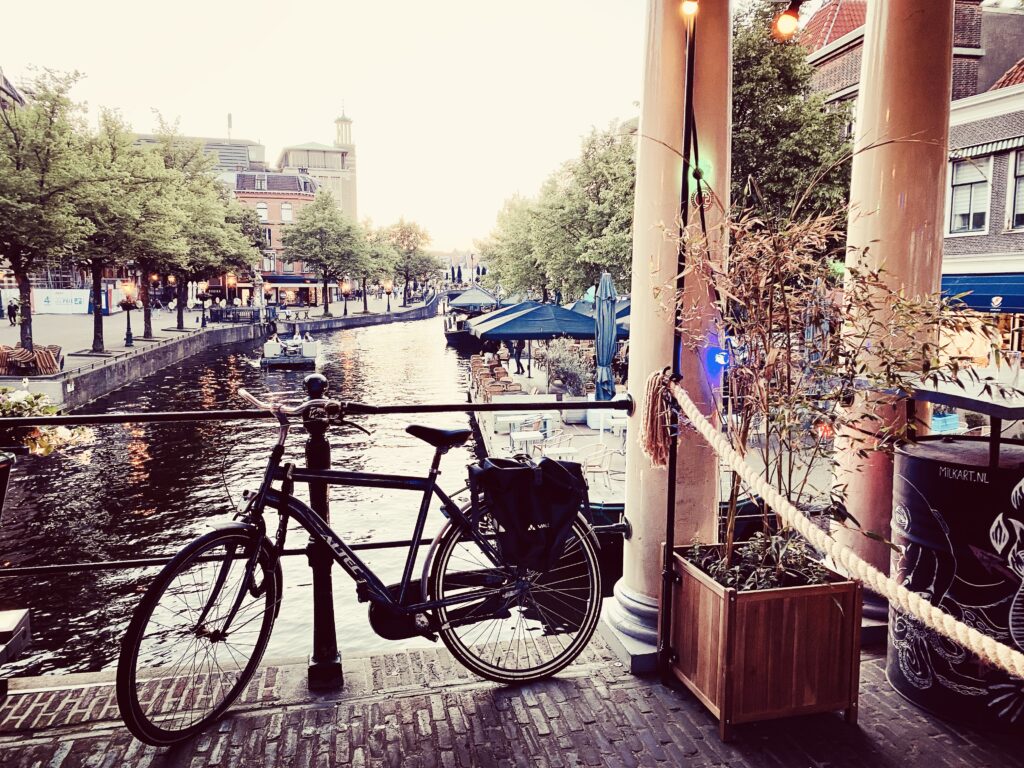 Vélo posé le long d'un canal à Leiden, symbole de la vie quotidienne néerlandaise